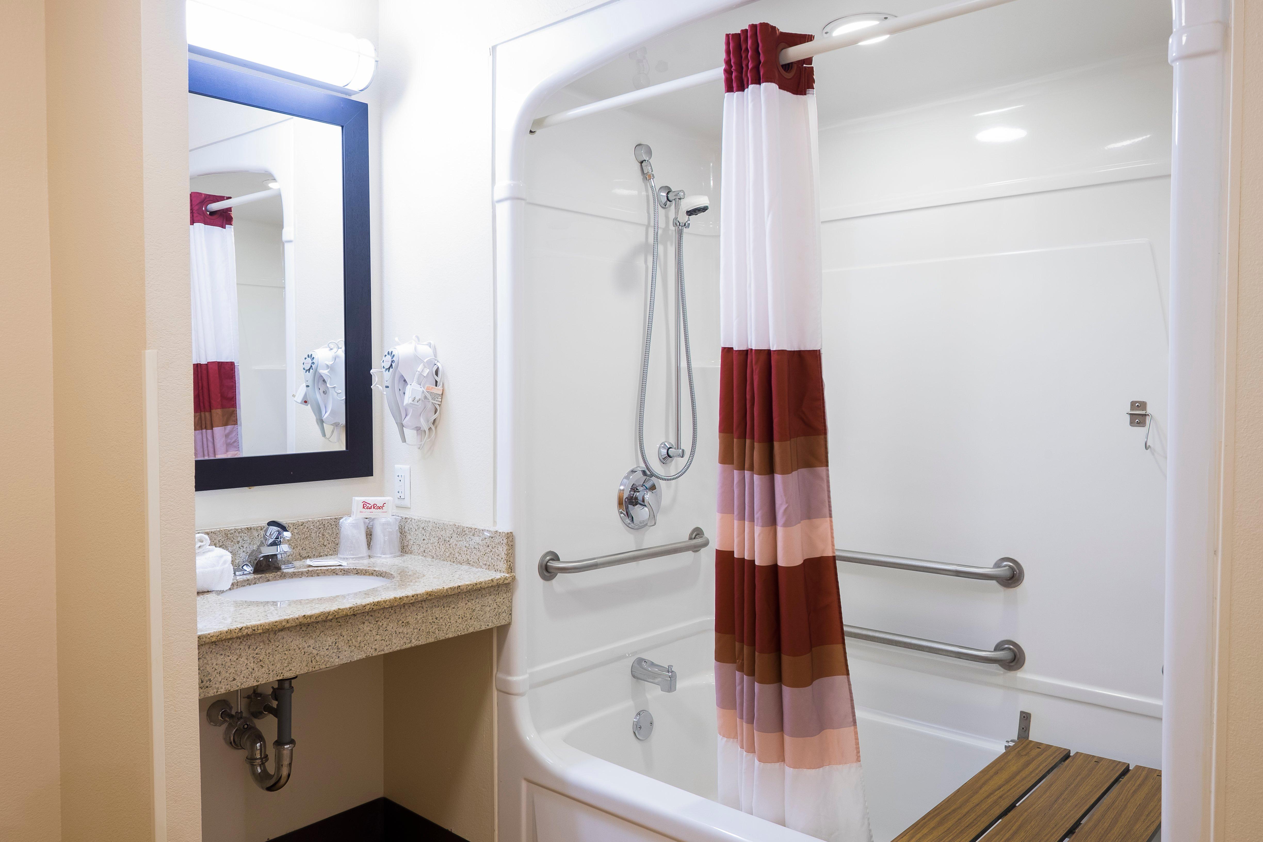 Red Roof Plus+ Boston - Logan Hotel 3*
