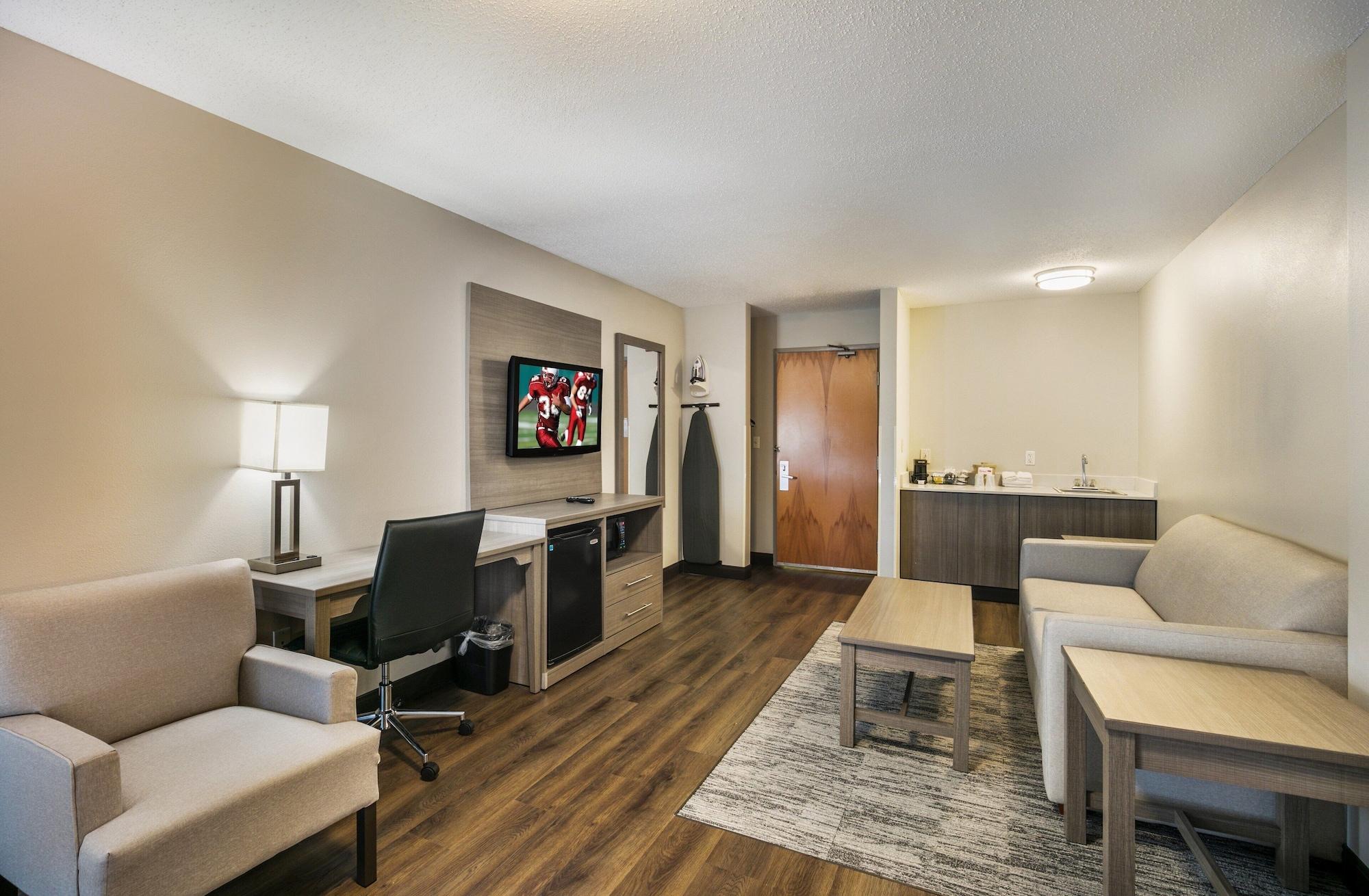 Red Roof Plus+ Boston - Logan 3* Saugus