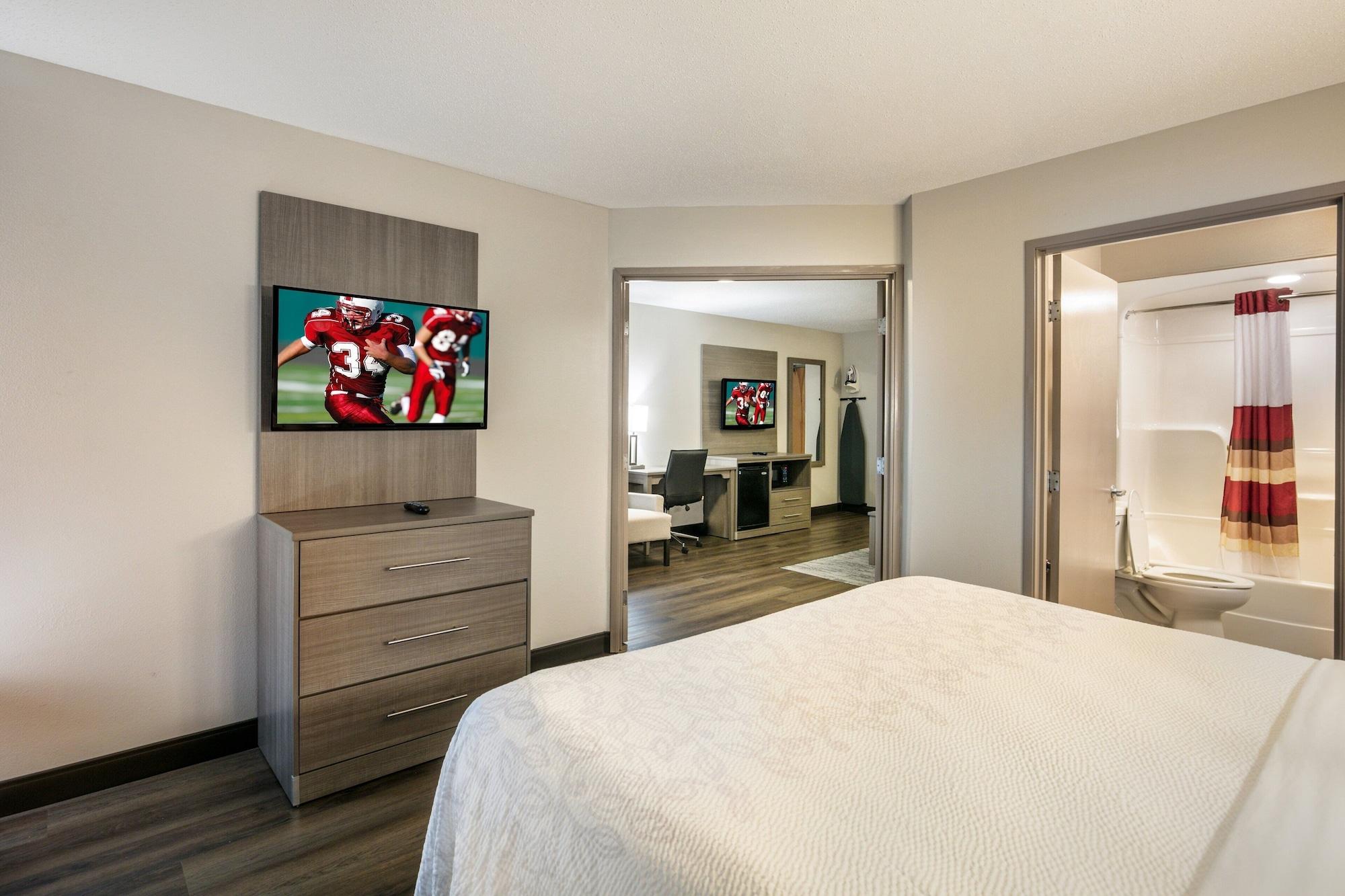 Red Roof Plus+ Boston - Logan Hotel Saugus
