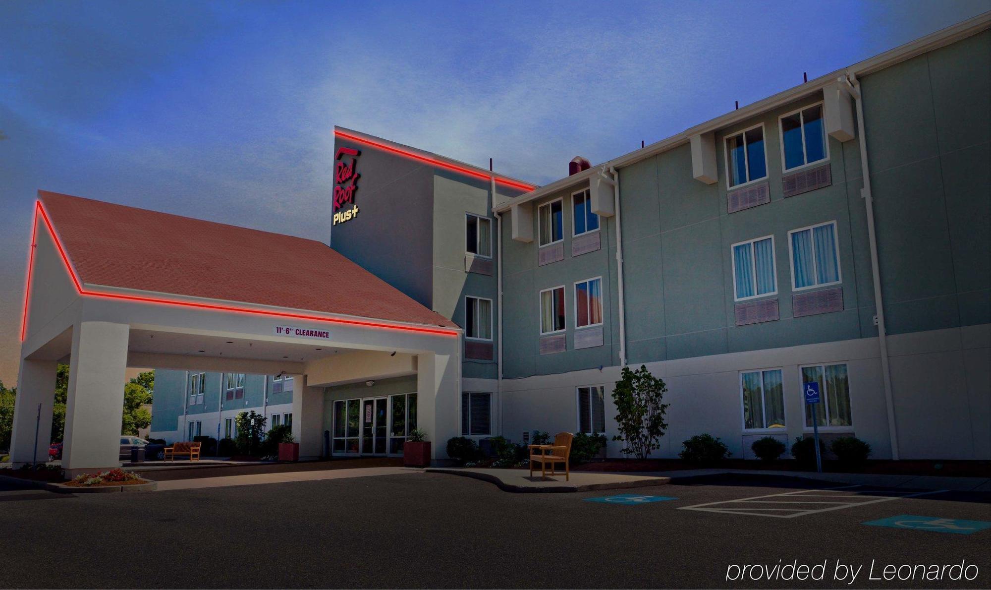Red Roof Plus+ Boston - Logan Hotel