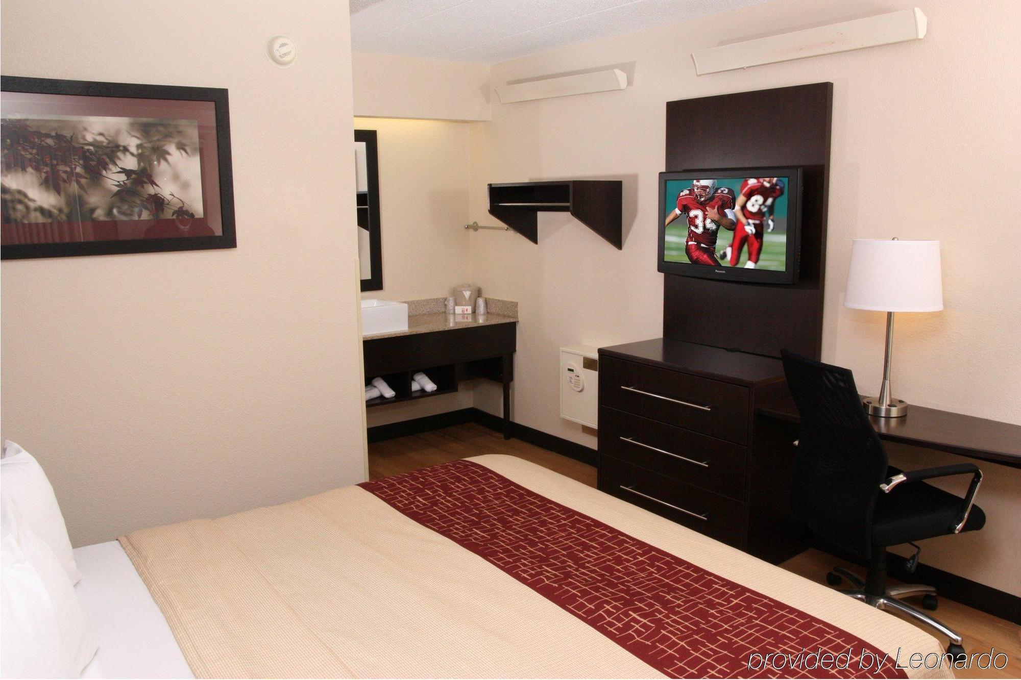 Red Roof Plus+ Boston - Logan Hotel 3*