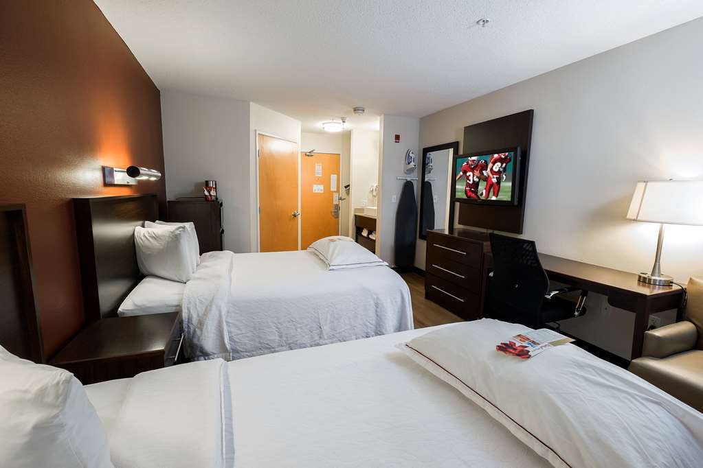 Red Roof Plus+ Boston - Logan Hotel 3*